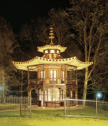 Lovely, very, very lovely - the Chinese Tower by night
